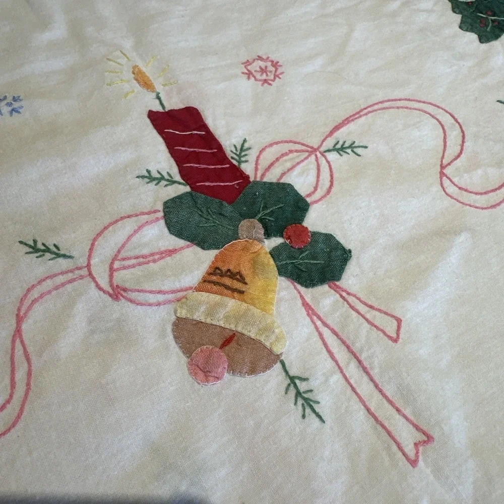 Vintage 1950's Christmas Appliqué‎ & Embroidered Santa TableCloth 112